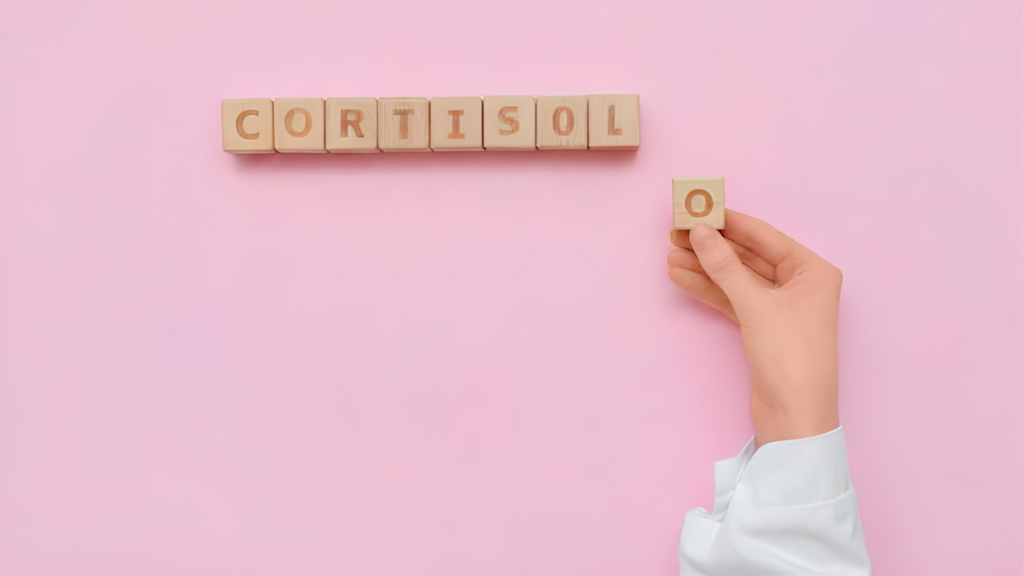 mano femminile tiene in mano tessere di scarabeo che formano la parola cortisolo